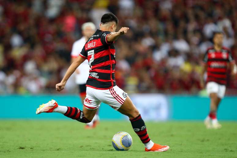 Luiz Araújo finalizando a gol 