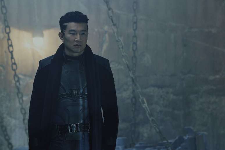 Simu Liu como o vilão Harlan (Imagem: Divulgação/Netflix)