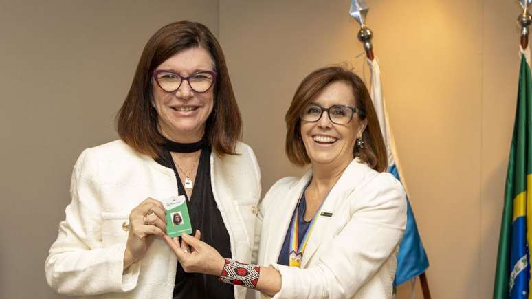 Nova presidente da Petrobras, Magda Chambriard (à esquerda), recebe crachá da diretora de Assuntos Corporativos, Clarice Coppetti (à direita). Foto: Divulgação
