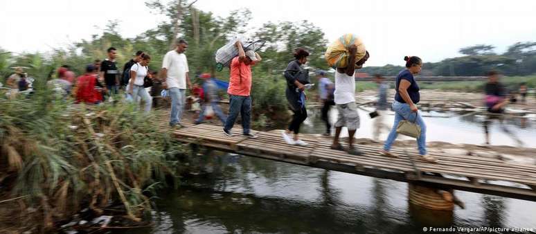 Prolongada crise humanitária na Venezuela estimula migração de moradores. Nesta foto, travessia ilegal da fronteira com a Colômbia.