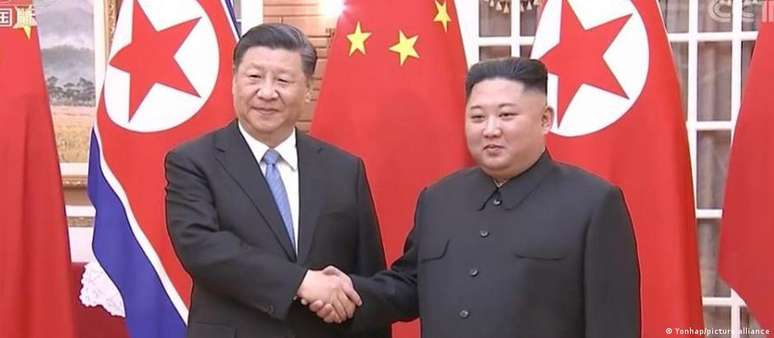 Xi Jinping (esq.) e Kim Jong-un: amizade China-Coreia do Norte se estreita à medida que aumenta o afastamento do Ocidente