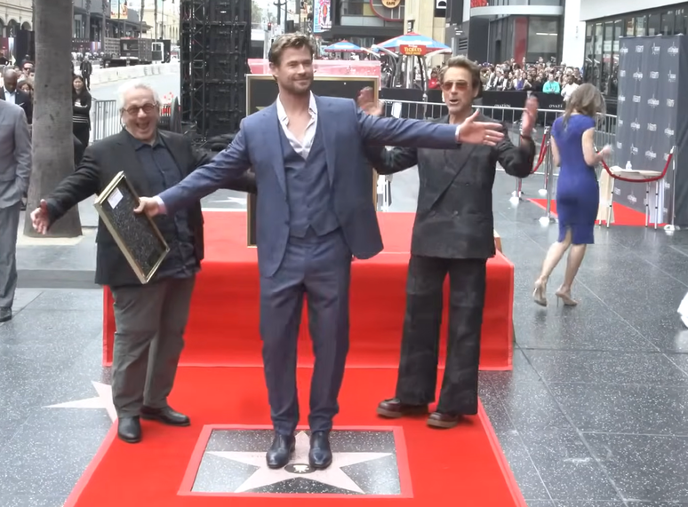 Chris Hemsworth inaugura estrela na Calçada da Fama, acompanhado de George Miller e Robert Downey Jr.