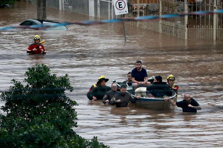 Equipes de resgate evacuam moradores de área atingida por enchente no bairro Cavalhada, em Porto Alegre, Rio Grande do Sul (23/05/2024)