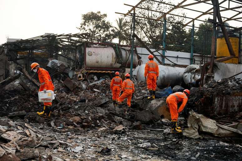 A Força Nacional de Resposta a Desastres (NDRF) procura sobreviventes após explosão química em fábrica em Dombivli, Mumbai, Índia. (24/05/2024)