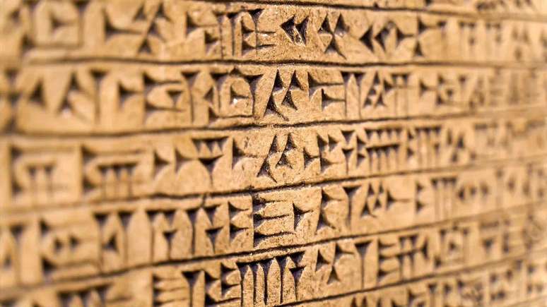 A chegada de sociedades mais complexas – e a invenção de línguas escritas como o sumério – também pode ter causado a diminuição do tamanho do cérebro