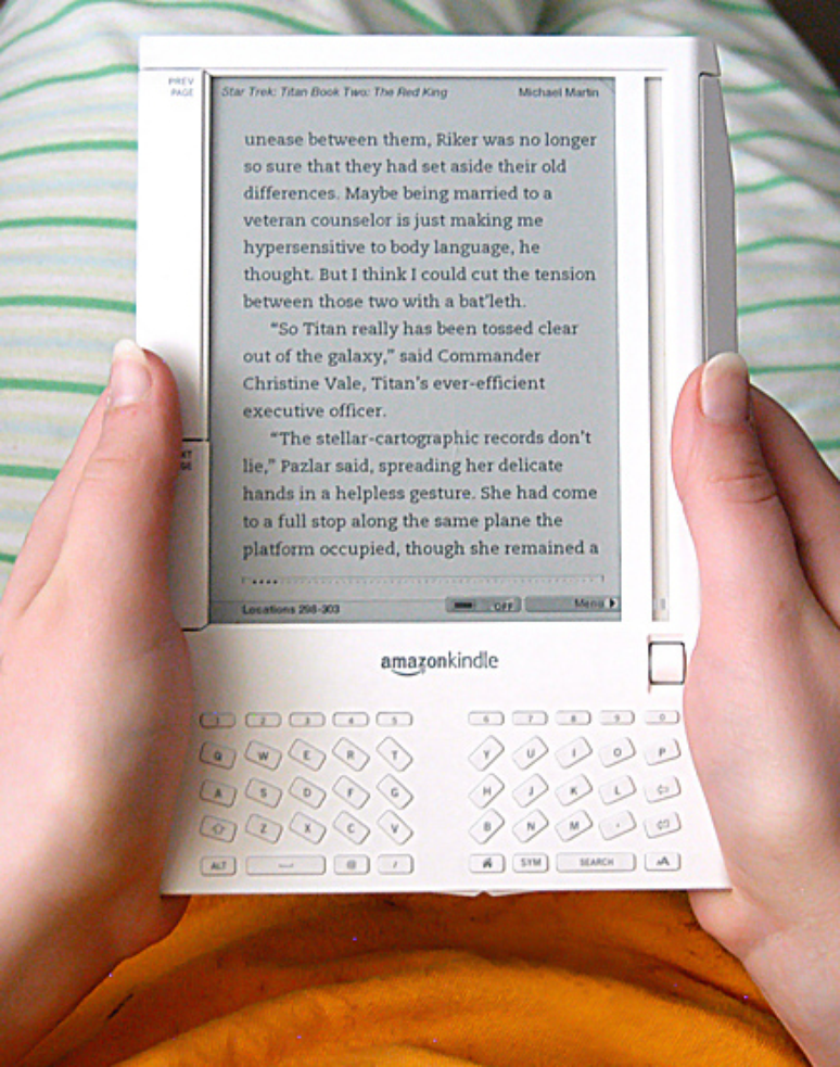 O primeiro Amazon Kindle foi lançado em novembro de 2007, e teria esgotado em menos de seis horas (Imagem: Tsgreer/Wikimedia Commons)
