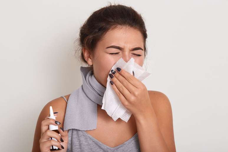 Um allergischen Schnupfen und Nasenreizungen zu vermeiden, gibt es einige Tipps, die Umgebung zu lüften und die Nase zu reinigen (Foto: user18526052/Freepik)