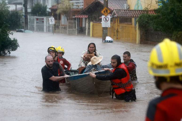 Tim penyelamat menyelamatkan keluarga saat banjir di Porto Alegre, Rio Grande do Sul