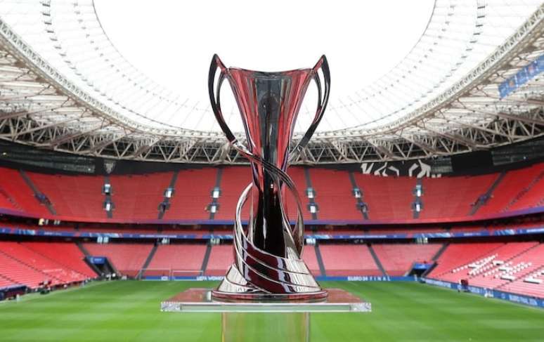 Taça da Champions League feminina no palco da decisão de 2024, o estádio San Mamés.