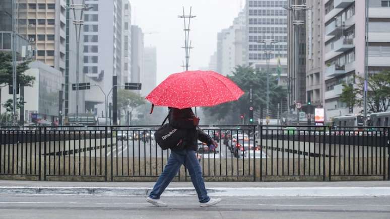 Pedestre caminha na Avenida Paulista em dia de inverno em 2023