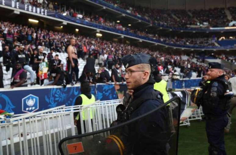 Franck Fife/AFP via Getty Images - Legenda: Policiamento reforçado para a final da Copa da França -