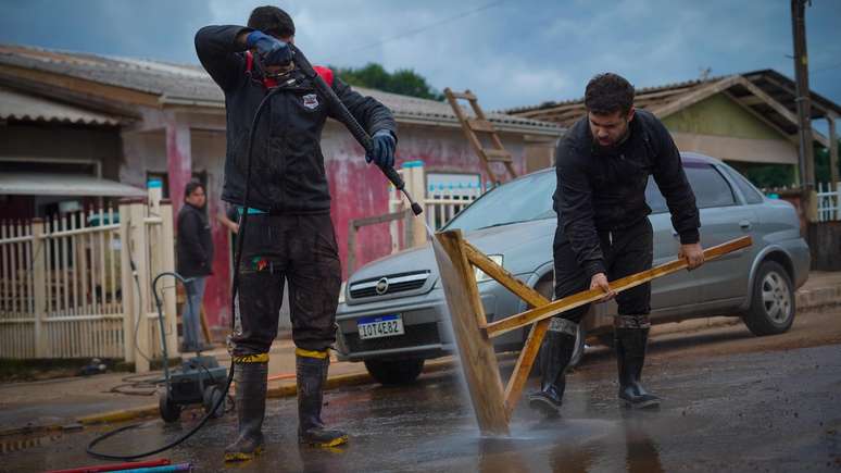 Funcionários limpando ruas em Estrela