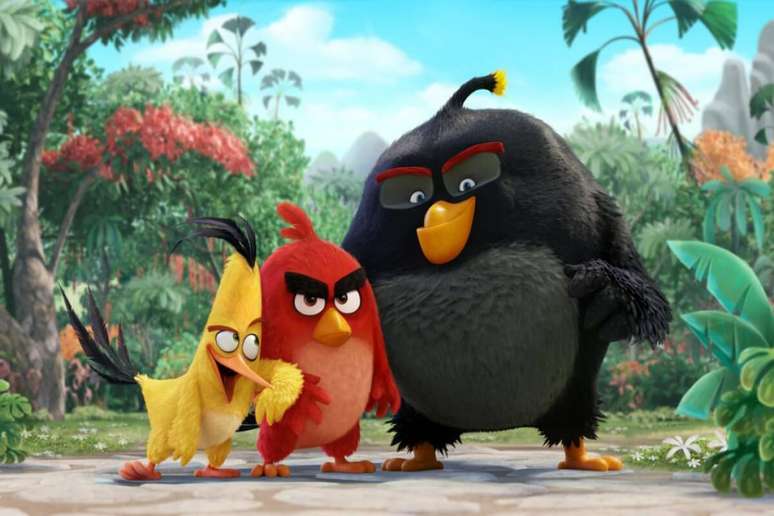 No filme “Angry Birds”, Red, Chuck e Bomba precisam enfrentar a gangue suína que ameaça o seu vilarejo 