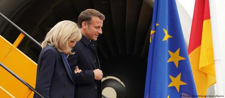 Emmanuel e Brigitte Macron desembarcam em Hamburgo