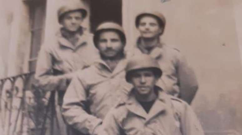 O ex-combatente da FEB Waldemar Reinaldo Cerezoli, à direita em pé, durante a Segunda Guerra na Itália. Data não identificada