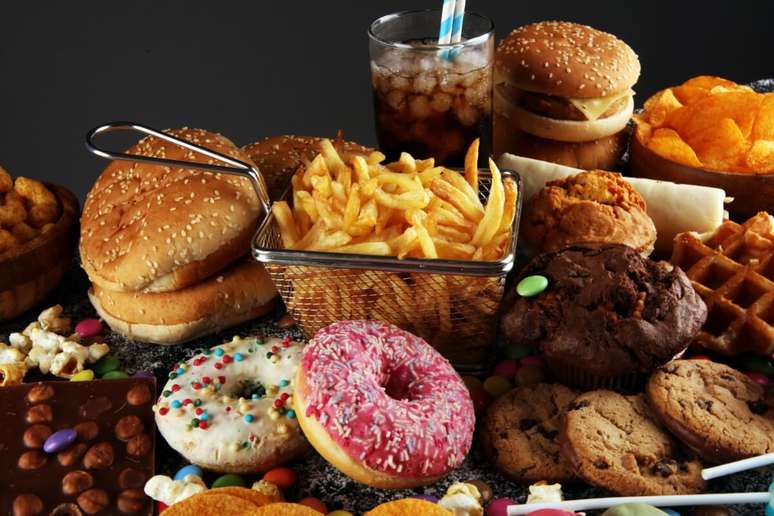 Alimentos processados e fast food podem contribuir para o aumento da pressão arterial 