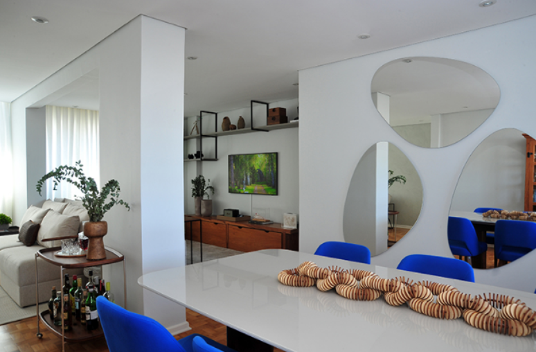 1. Espelhos na sala trazem mais elegância e modernidade ao ambiente – Projeto: Daniela Funari Arquitetura | Foto: Celina Germeer