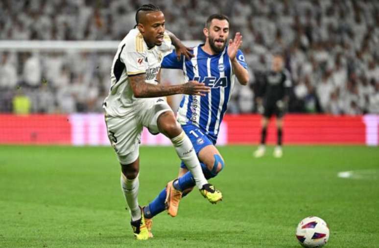 Javier Soriano/AFP via Getty Images - Legenda: Militão em ação com a camisa do Real Madrid no Espanhol -