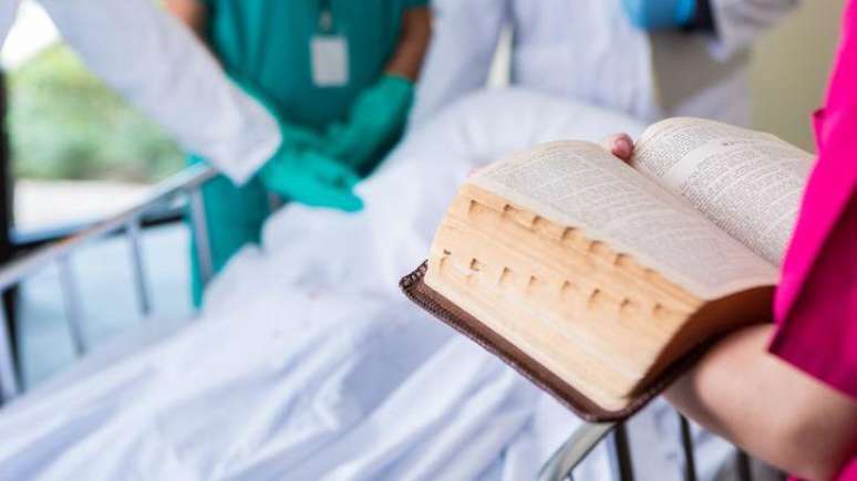 Impor uma nova fé a alguém que está com uma doença grave representa um 'sequestro espiritual', diz médica