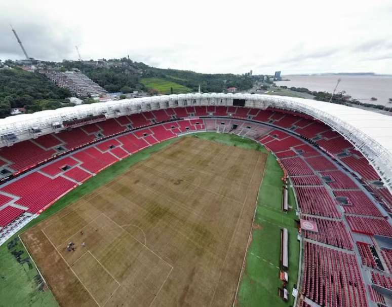 Beira-Rio ficou quase dois metros sob as águas do Guaíba e foi danificado.