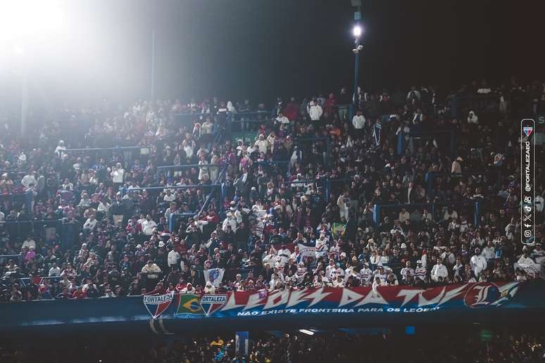 Torcida do Fortaleza, presente na Bombonera. 