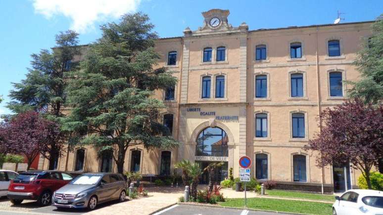 O prefeito da cidade francesa est&aacute; sendo acusado de usar recursos p&uacute;blicos para beneficiar uma cartomante