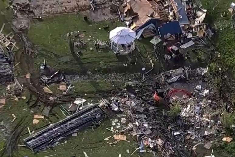 Destroços espalhados por uma propriedade no dia posterior a uma série de tornados no Texas, EUA 