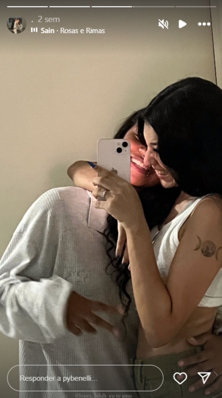 Pyetra Benelli, the youngest daughter of singer Simony, with her new girlfriend, Bibi Lopes Pyetra Benelli, the youngest daughter of singer Simony, with her new girlfriend, Bibi Lopes