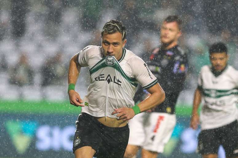 Matheus Frizzo festeja o segundo gol do Coritiba.