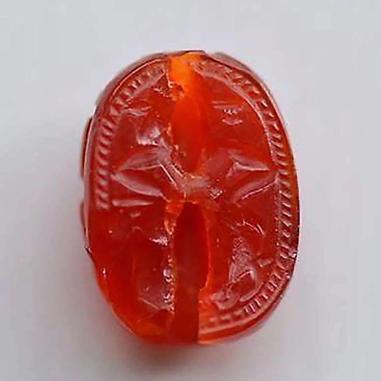 Birbiglia confirmou à BBC que esta é uma imagem da joia do besouro que ele comprou