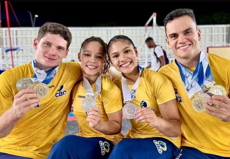 Equipe da ginástica com as medalhas em Santa Marta 