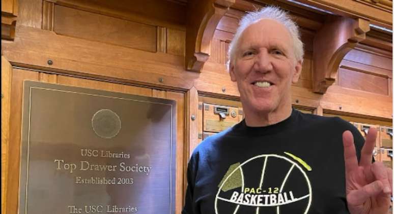 Bill Walton, lenda da NBA, posa para foto em seu Instagram