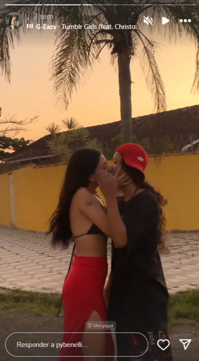 Simony’s youngest daughter embraces romance and kisses her new girlfriend