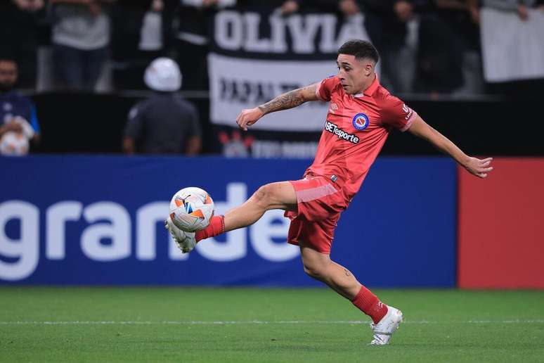 Santiago Montiel (Argentinos Juniors) durante jogo contra o Corinthians no dia 14.05.2024