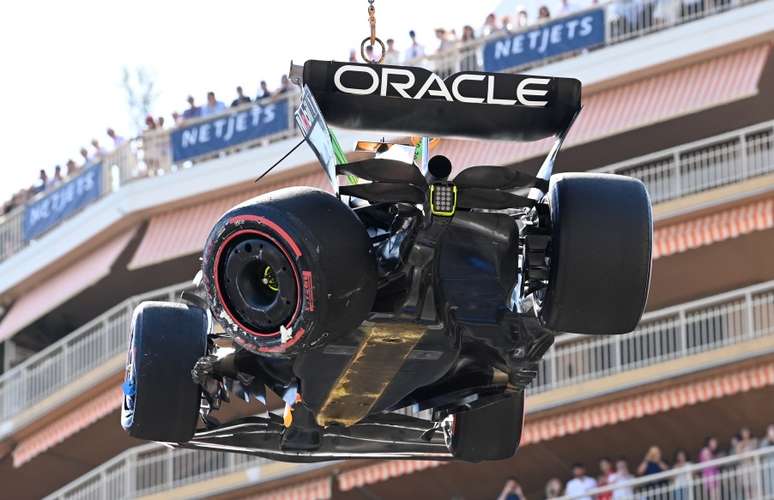 O carro de Perez sendo içado no GP de Monaco de 2023. Os detalhes do fundo Red Bull ficou exposto para todos...