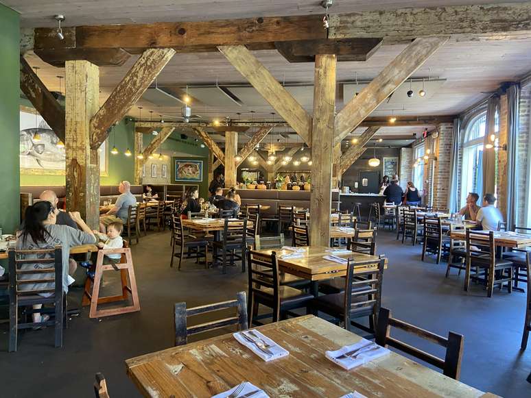 Pêche: fish and seafood in a fresh atmosphere Pêche: fish and seafood in a fresh atmosphere