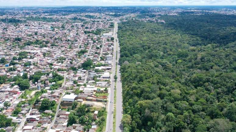 Vista geral da cidade de Manaus, com a avenida Margarita separando a floresta do bairro conhecido como Cidade de Deus