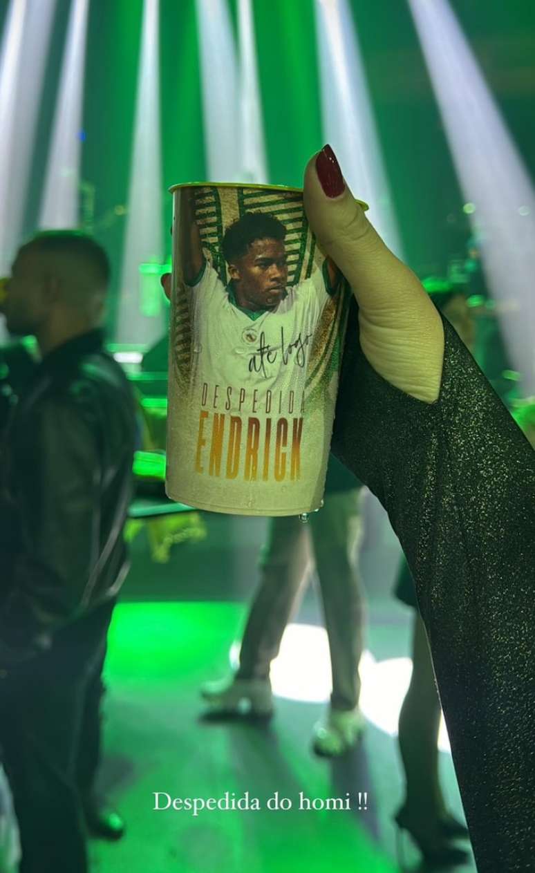 Copo personalizado foi distribu&iacute;do na festa de despedida de Endrick.