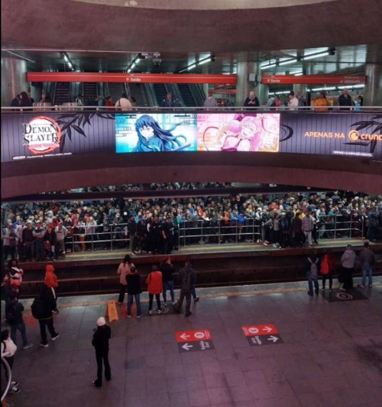 Falha em estação afeta linha do Metrô de SP na manhã desta terça-feira. Passageiros se queixam de plataformas lotadas.