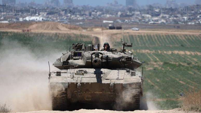 Tanques israelenses patrulham perto de Jabalia, na parte norte da Faixa de Gaza