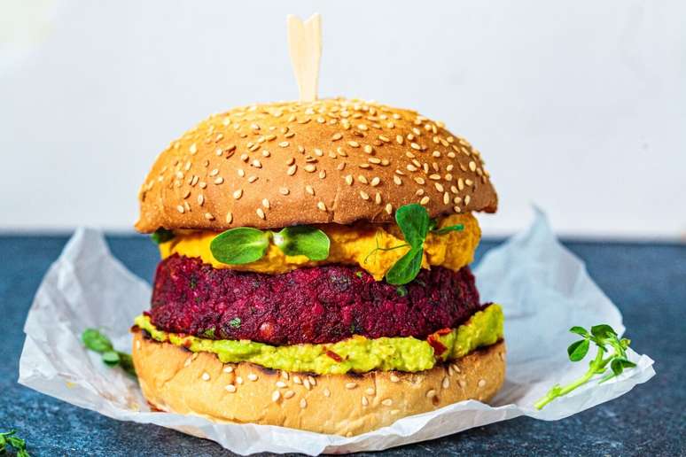 Hambúrguer de beterraba com molho de batata-doce e guacamole