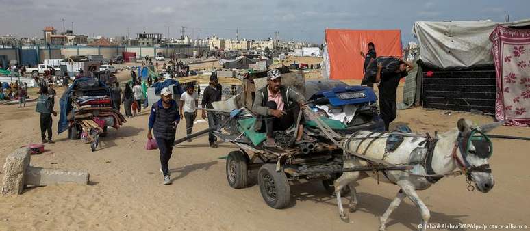 Centenas se arriscam nas estradas de Rafah, fugindo da expansão do ataque terrestre de Israel