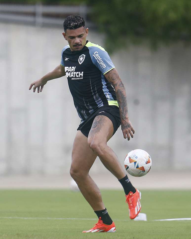 Tiquinho durante o treino do Botafogo na última segunda-feira, no Estádio Romelio Martínez. 