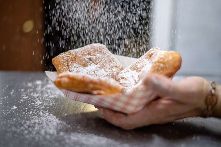 Be careful when sprinkling sugar on the puffs Be careful when sprinkling sugar on the puffs