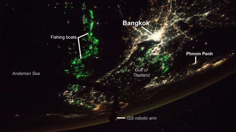 Imagem do contraste das luzes de Bangkok com os barcos, de 2017