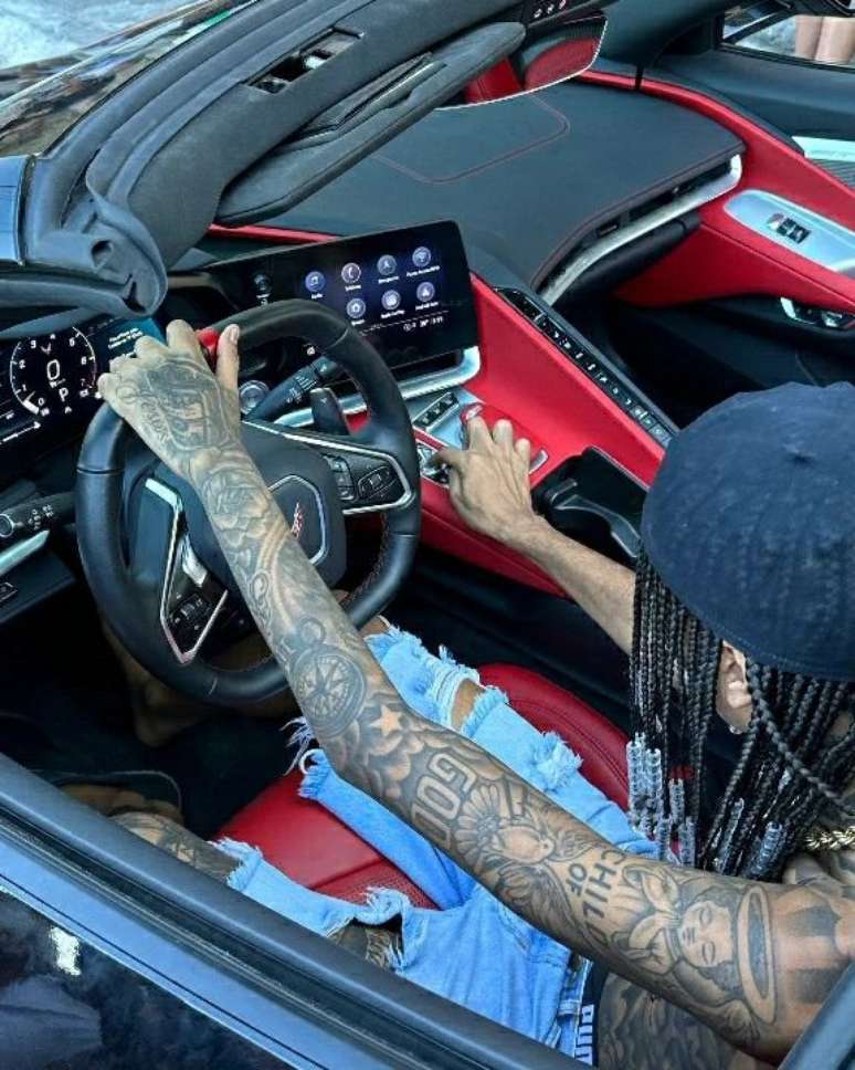 Oruam em seu novo carro de custo milionário