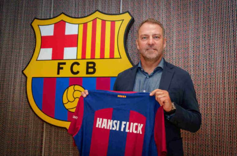 Divulgação / Barcelona - Legenda: Hansi Flick assina com o Barça até 2026 -