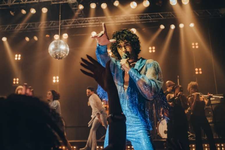 Filipe Bragança interpreta Sidney Magal na cinebiografia ‘Meu Sangue Ferve por Você’.