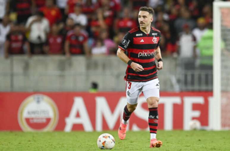 Fotos: Marcelo Cortes /CRF - Legenda: Léo Ortiz em campo pelo Flamengo