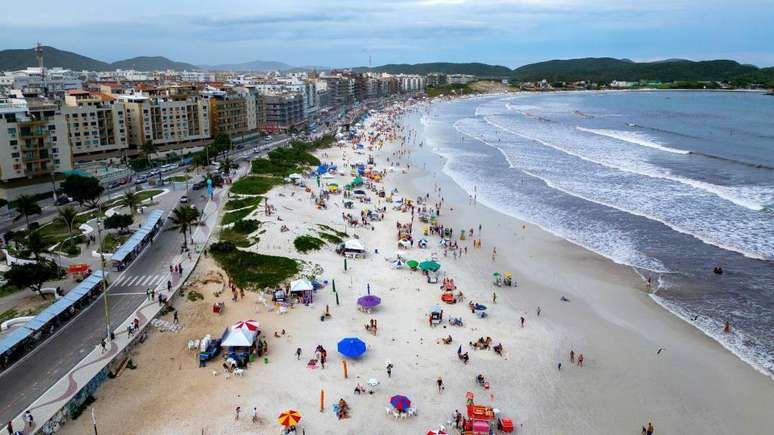 Praia do Forte em Cabo Frio; projeto em tramitação no Senado pode permitir a transferência da propriedade de terrenos do litoral brasileiro hoje sob o domínio da União